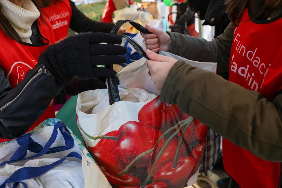 Archivo - Voluntarios de la Fundación Madrina entregan cestas navideñas, en la sede de la Fundación Madrina, a 23 de diciembre de 2024, en Madrid (España). Quieren llevar una cena navideña completa a las mesas de familias vulnerables de las colas del h