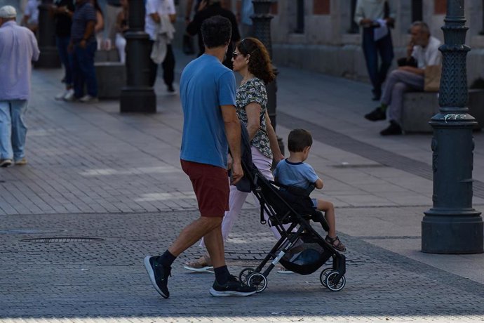 Un hombre con un carrito de bebé, a 15 de julio de 2025, en Madrid (España).