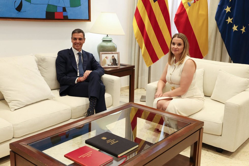 El presidente del Gobierno, Pedro Sánchez, se reúne con la presidenta del Govern, Marga Prohens, en Consolat de Mar.