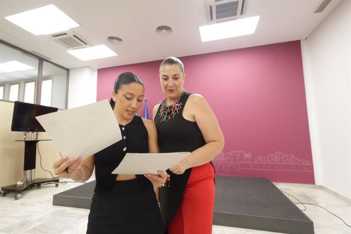 La delegada de Recursos Humanos y Salud Laboral, Gestión, Salud y Consumo y Juventud del Ayuntamiento de Córdoba, Cintia Bustos, y la teniente de alcalde delegada de Servicios Sociales, Eva Contador.