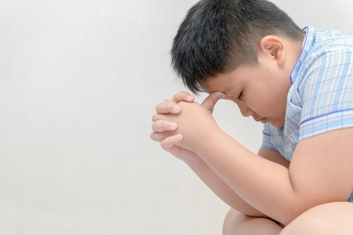 Archivo - Imagen de recurso de un niño con sobrepeso.