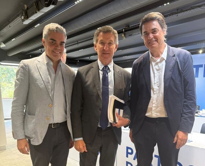 Ambos representantes granadinos junto al líder nacional del PP, Alberto Núñez Feijóo.