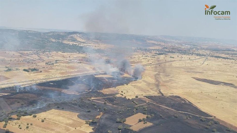 Un incendio en Brazatortas obliga a cortar la circulación del tren entre Puertollano y Venta la Inés