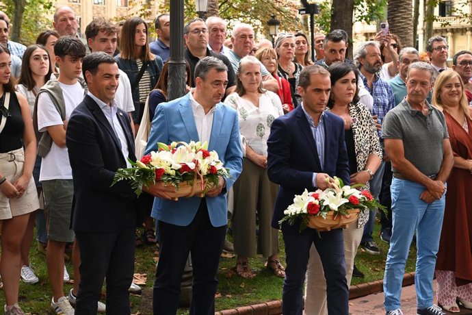 El lehendakari, Imanol Pradales, junto al presidente del EBB del PNV, Aitor Esteba, y el presidente del BBB, Iñigo Ansola, en la celebración del 130 aniversario del PNV.