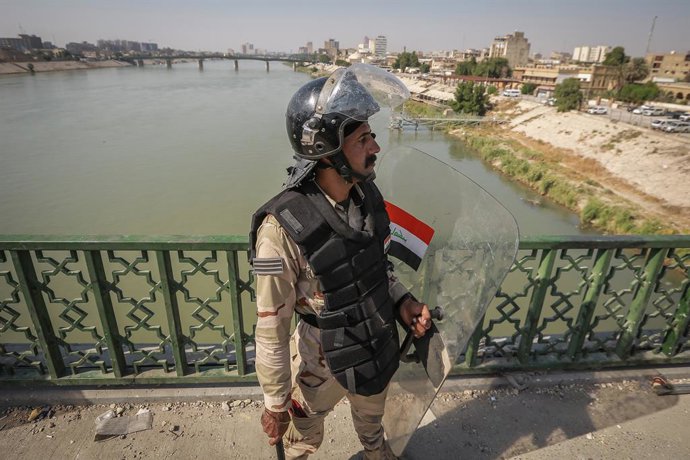 Archivo - Arquivo - 27 de outubro de 2020, Iraque, Bagdá: Um soldado iraquiano monta guarda durante a remoção de paredes de concreto nos preparativos para reabrir a ponte Sinak, depois que ela foi fechada devido a protestos contra o governo. Foto: Ameer A