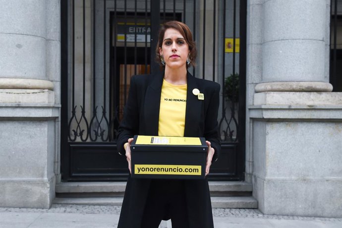 Archivo - La presidenta de la Asociación Yo No Renuncio y fundadora del Club de Malasmadres, Laura Baena, lleva una caja con 1.000 cartas de renuncia de las madres de España durante una reunión con la ministra de Igualdad, Ana Redondo, en el Ministerio de