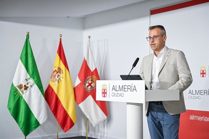 El concejal de Sostenibilidad Medioambiental y Energética del Ayuntamiento de Almería, Antonio Urdiales, durante la presentación de los proyectos de mejora energética en El Toyo y el Palacio de Congresos.