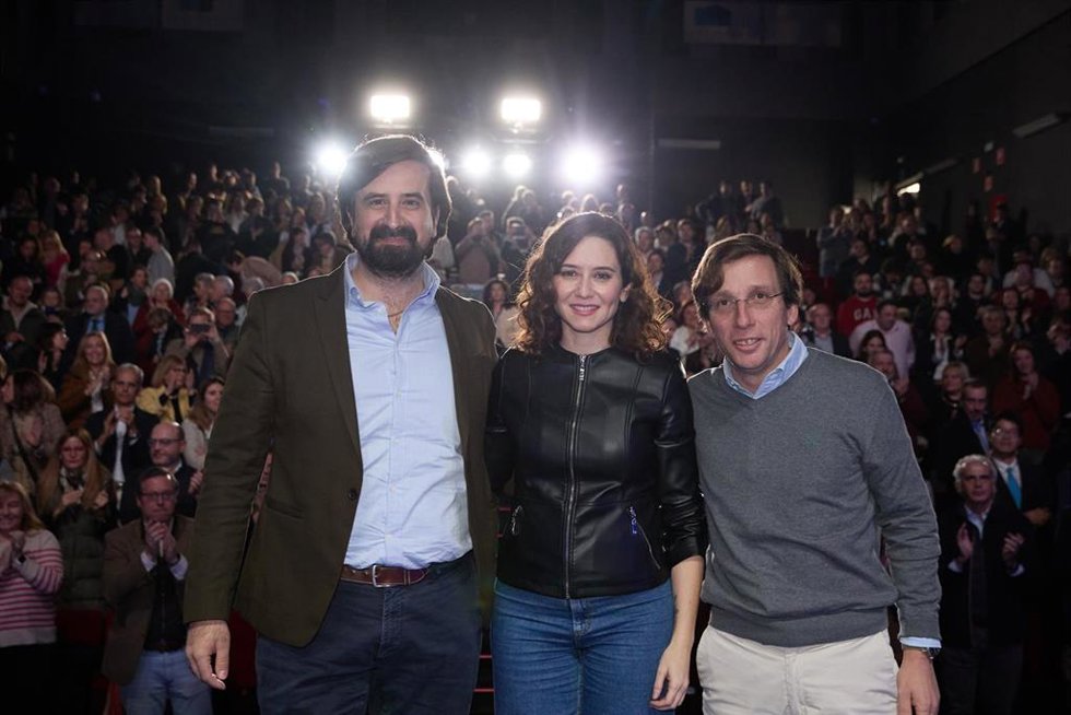 Archivo - El director de comunicación del Partido Popular de Madrid, Rafael Núñez Huesca, la  presidenta de la Comunidad de Madrid, Isabel Díaz Ayuso, y el alcalde de Madrid, José Luis Martínez -Almeida, a 11 de febrero de 2023, en Madrid (España). 