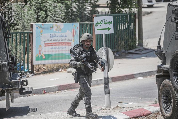 23 de julho de 2025, Nablus, Cisjordânia, Palestina: Soldado israelense visto durante uma incursão na cidade para prender um palestino procurado, suspeito de ser o responsável pelos atentados a ônibus em Tel Aviv há cinco meses.