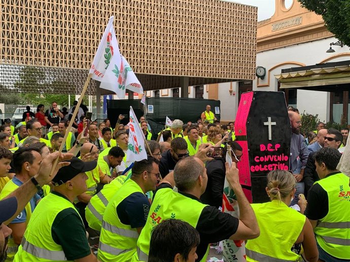 Protesta de los trabajadores del TIB en la estación Intermodal de Palma, a 25 de julio de 2025