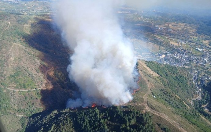 Incendio forestal en Villafranca del Bierzo (Léon).