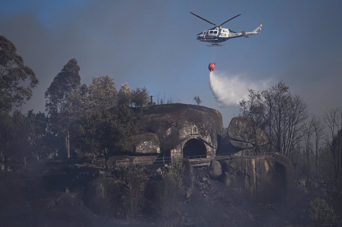 Desactivan la alerta por proximidad a viviendas en el incendio de Salvaterra, con 30 hectáreas calcinadas