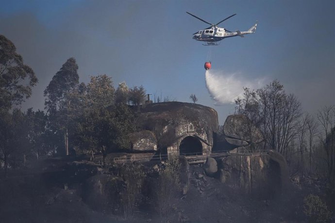 Equipos de los servicios de Emergencias trabajan para extinguir el fuego, a 28 de julio de 2025, en Salvaterra de Miño.