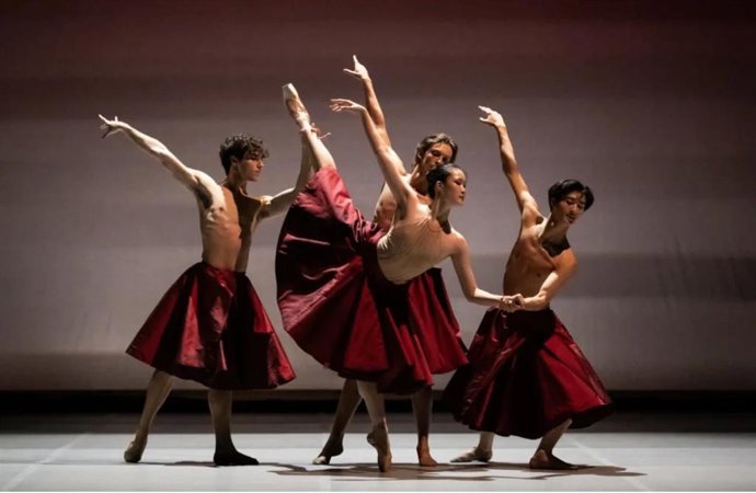 La joven compañía del Ballet de la Ópera de París en una de sus representaciones