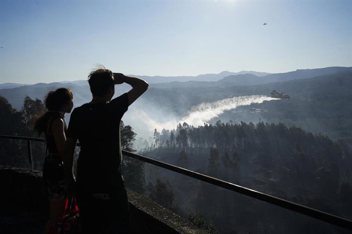 Equipos dos servizos de Emerxencias traballan para extinguir o lume rexistrado en Salvaterra.
