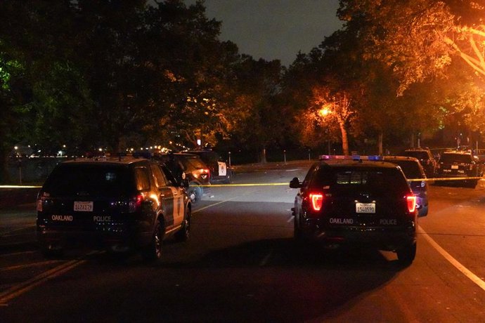 Archivo - 19 June 2024, US, Oakland: Numbers of police vehicles are present at the crime scene after multiple people had been shot. On the evening of June 19, a shooting incident, during Juneteenth celebration, is reported by the California Highway Patrol