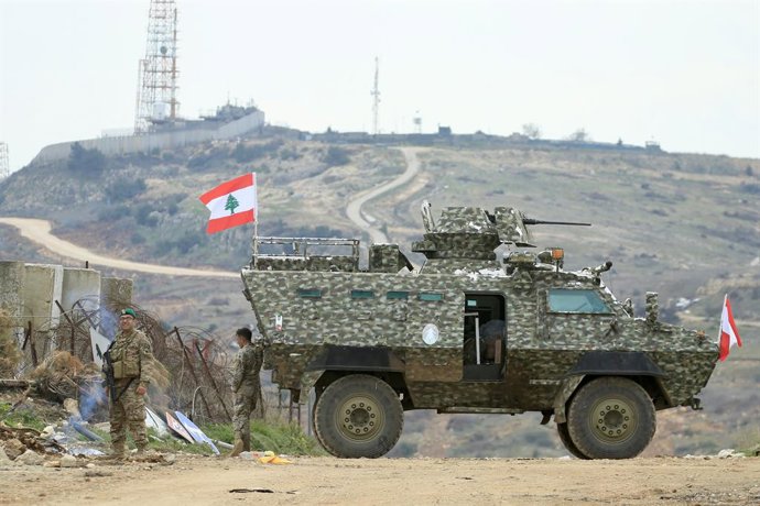 Archivo - MARKABA, Feb. 20, 2025 -- Soldados do exército libanês estão posicionados perto da presença do exército israelense, que manteve cinco posições dentro do território libanês, em Markaba, Líbano, em 19 de fevereiro de 2025. O exército israelense se