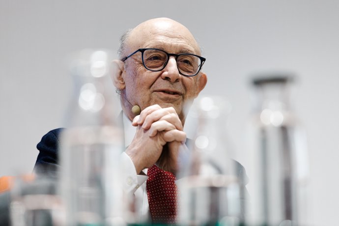 El exministro de Hacienda, Cristóbal Montoro, participa en la jornada 'La política fiscal como instrumento de la política económica', organizada por el Consejo General de Economistas (CGE), en la Sede del Consejo General de Economistas de España, a 28 