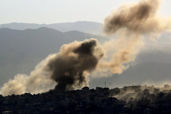 Archivo - 09 October 2024, Lebanon, Qellaya: Heavy smoke billows in the sky after Israeli air strikes on the southern Lebanese border town of Khiam. Israel launched an intense barrage of airstrikes on Khiam. Photo: STR/dpa