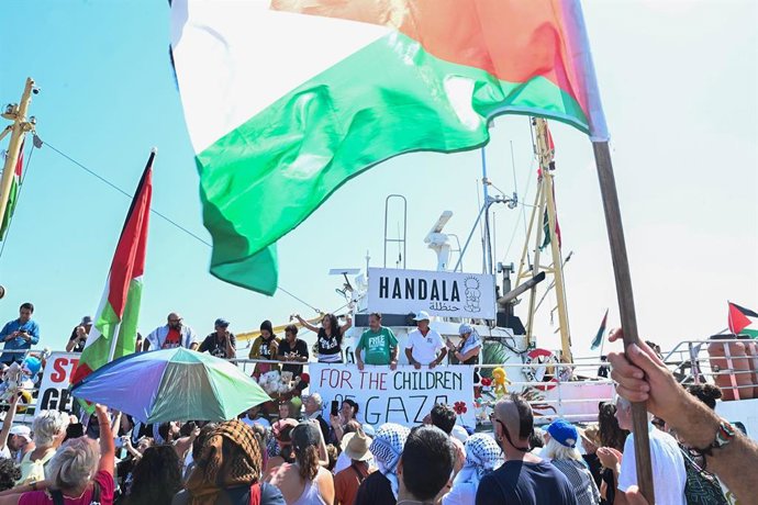 Concentración para despedir al barco 'Handala' de la Flotilla de la Libertad en el puerto de Gallipoli, Italia