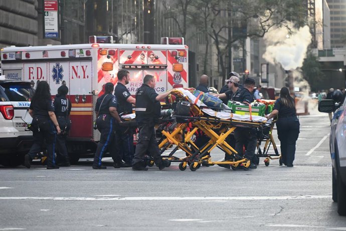 Unitats d'Emergències i de la Policia de Nova York acudeixen al número 345 de Park Avenue, on diverses persones han rebut trets en un tiroteig a Manhattan, Nova York (Estats Units)