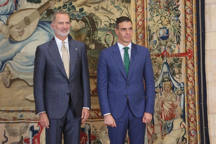 Archivo - El Rey Felipe VI (i) y el presidente del Gobierno, Pedro Sánchez (d), se reúnen en el Palacio de la Almudaina, a 30 de julio de 2024, en Palma de Mallorca, Mallorca, Baleares (España). El jefe del Ejecutivo ha declarado en la mañana de hoy, el P