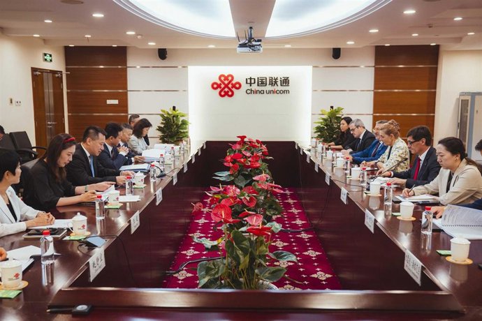 El presidente de la Generalitat, Salvador Illa y el conseller de Empresa y Trabajo, Miquel Sàmper, se han reunido en China con representantes del operador telefónico China UniCom en su quinto día de visita oficial al país asiático