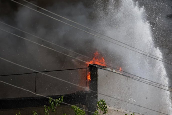 Archivo - El humo se eleva sobre una planta incendiada en Melitopol, Zaporiyia (Ucrania)