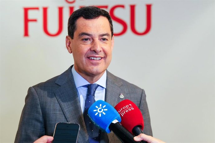 El presidente de la Junta de Andalucía, Juanma Moreno, atiende a los medios tras visitar la sede de Fujitsu en Tokio en la segunda jornada de su viaje oficial a Japón
