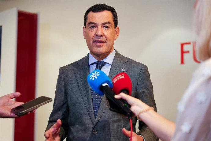 El presidente de la Junta de Andalucía, Juanma Moreno, atiende a los medios tras visitar la sede de Fujitsu en Tokio en la segunda jornada de su viaje oficial a Japón