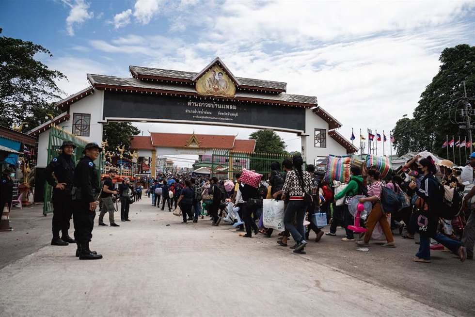 Camboyanos desplazados regresan desde Tailandia debido al aumento de las tensiones en la frontera.