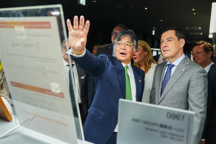 El presidente de la Junta de Andalucía, Juanma Moreno, junto al presidente mundial de Fujitsu, Takahito Tokita, durante su visita a la factoría del gigante tecnológico en Tokio
