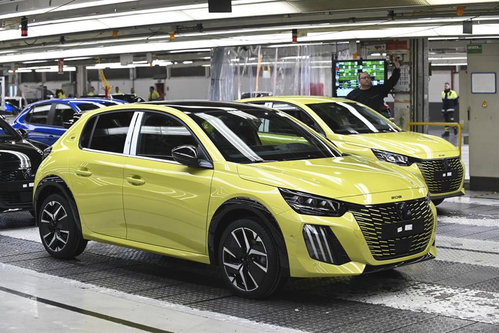 Archivo - Uno de los coches que se fabrica en una planta de Stellantis