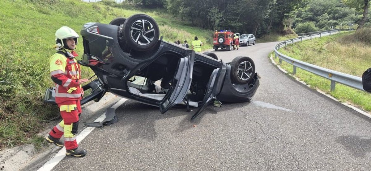 Heridos dos adultos y dos niños en un accidente con vuelco en Peñarrubia