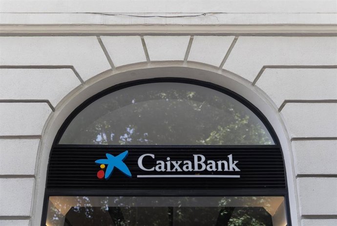 Archivo - Una oficina de Caixabank. 