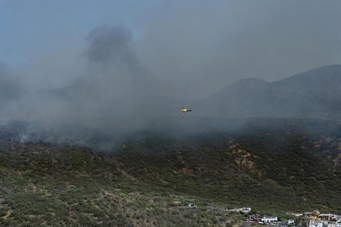 Medios aéreos trabajan en la extinción del fuego, a 28 de julio de 2025, en El Tanque, Tenerife, Canarias (España). Efectivos terrestres y un total de ocho medios aéreos trabajan en el conato de incendio declarado este lunes, 28 de julio, en la zona de Lo