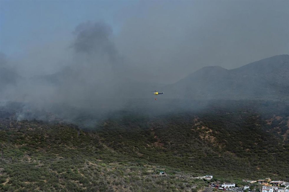 Medios aéreos trabajan en la extinción del fuego, a 28 de julio de 2025, en El Tanque, Tenerife, Canarias (España). Efectivos terrestres y un total de ocho medios aéreos trabajan en el conato de incendio declarado este lunes, 28 de julio, en la zona de 