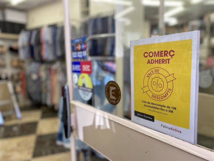 Archivo - Escaparate de uno de los comercions adheridos a la campaña de vales de PalmaActiva.