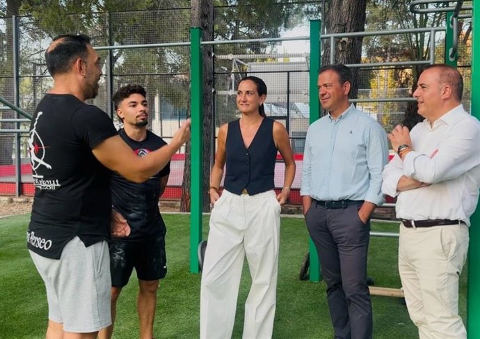 El consejero de Presidencia, Portavocía, Acción Exterior y Emergencias, Marcos Ortuño, la alcaldesa de Archena, Patricia Fernández, y el director general de Administración Local, Francisco Abril, junto a dos deportistas
