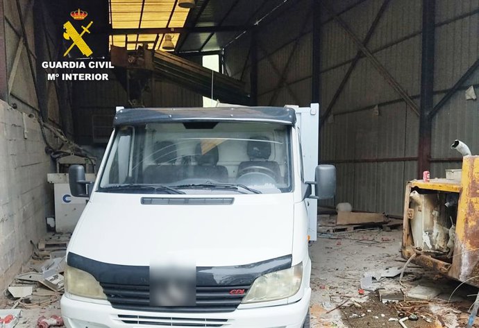 Sorprendidos dos hombres robando más de 1.000 kilos de metales de una cantera de Entrambasaguas