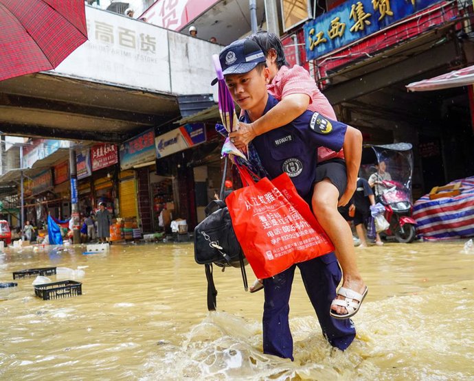 Archivo - BEIJING, June 26, 2025  -- A rescuer transfers an elder to a safer place at the affected area in Congjiang County, Qiandongnan of southwest China's Guizhou Province, June 24, 2025. Continuous heavy rainfall and upstream inflows have triggered se