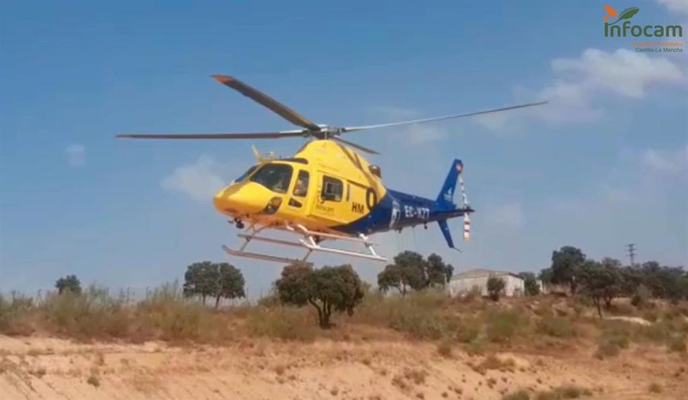 Archivo - Helicóptero en incendio de Cañamares