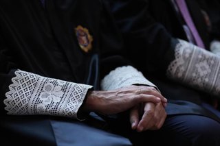 Detalle de las Togas del atuendo de los jueces durante el acto de toma de posesión como decana del Ilustre Colegio de la Abogacía de Barcelona (ICAB), en el Salón de Actos del Palauet Casades, a 3 de julio de 2025, en Barcelona, Cataluña (España).