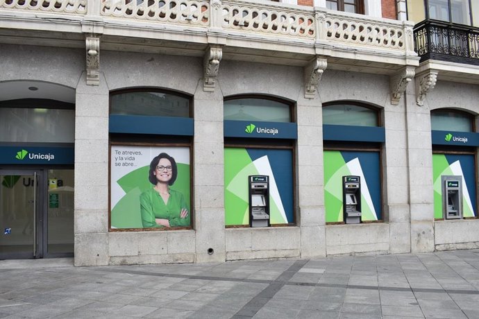 Archivo - Una oficina de Unicaja.