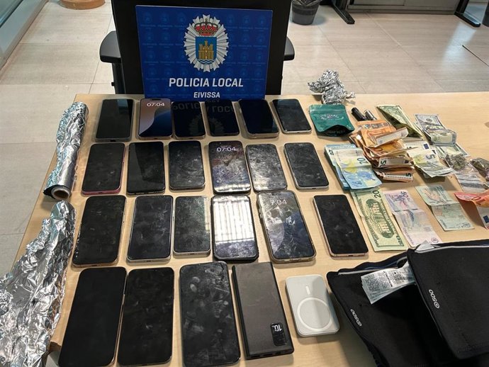 Móviles y material incautado a los detenidos en Ibiza
