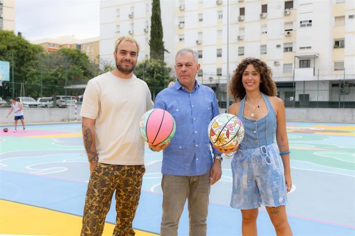 El alcalde ha supervisado junto a los artistas It's Mariela y el Uralde el resultado de estos trabajos
