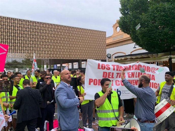 Protesta de los trabajadores del TIB frente a la Estación Intermodal de Palma.