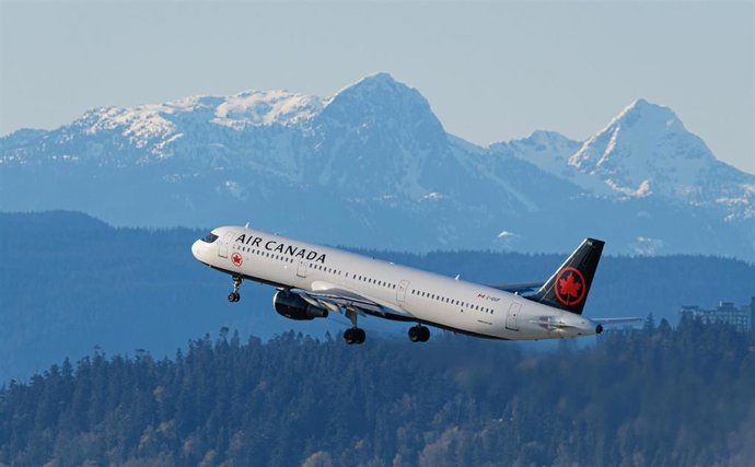 Archivo - 12 April 2021, Canada, Richmond: An Air Canada Airbus A321-200 jet (C-GIUF) takes off from Vancouver International Airport. 