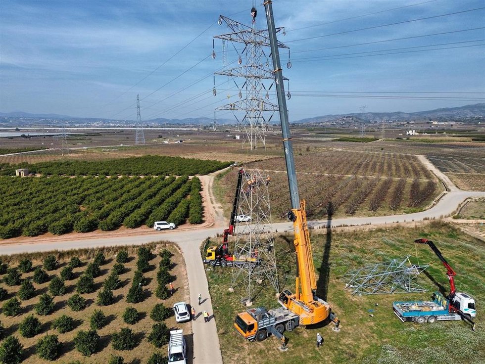 Archivo - Iberdrola avanza en el rediseño de la red afectada por la dana y renueva y limpia más de 150 centros de transformación