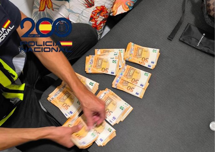 Un agente contando dinero de la organización que explotaba sexualmente a mujeres en el Campo de Gibraltar.